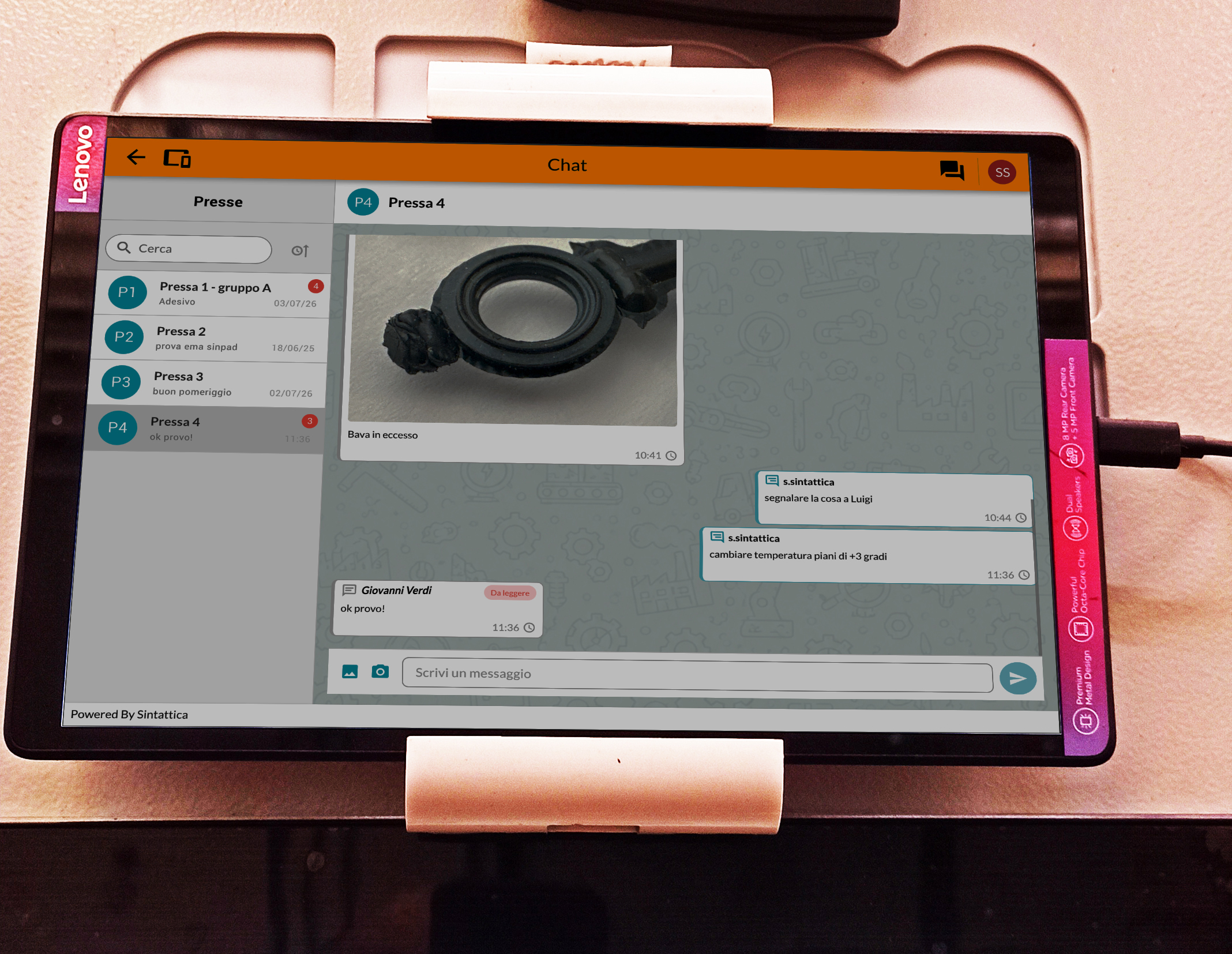 Foto: responsabile che risponde da tablet